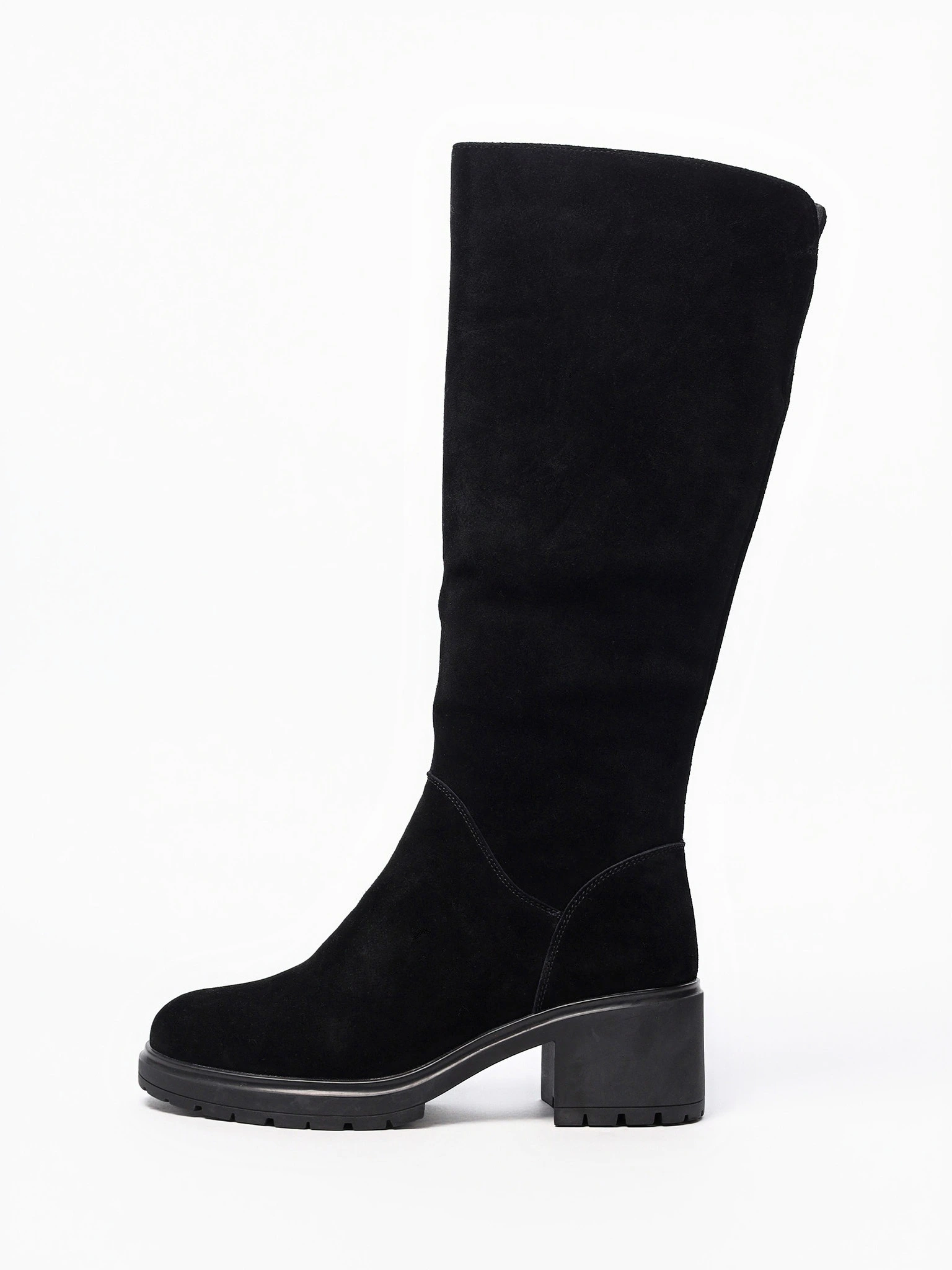 Сапоги черного цвета из натуральной замши на высоком каблуке